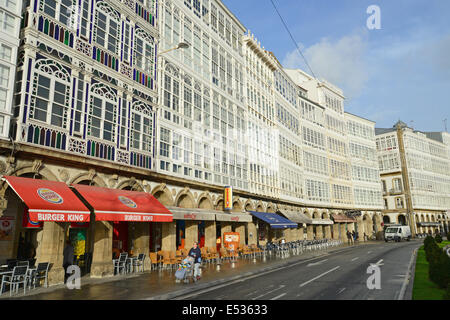 Verglaste Fenster Balkone (Galerías) im Wasser, A Coruña, A Coruña Provinz, Galicien, Königreich von Spanien Stockfoto