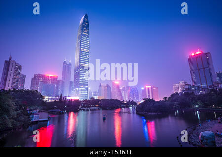 Shenzhen, China Skyline der Stadt in der Dämmerung. Stockfoto