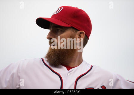 Washington Nationals erster Basisspieler Adam LaRoche (25) erwärmt sich vor Beginn ihres Spiels gegen die Milwaukee Brewers an Stockfoto