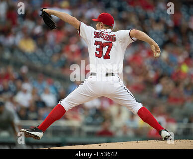 Washington Nationals ab Krug Stephen Strasburg (37) liefert einen Pitch gegen die Milwaukee Brewers, während das erste Gasthaus Stockfoto