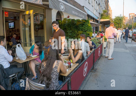 Gruppen von Jugendlichen unter freiem Himmel genießen späten Nachmittag Happy Hour am Bürgersteig Tische auf der West 14th Street in Chelsea New York City Stockfoto