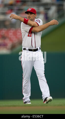 Washington, DC, USA. 18. Juli 2014. Washington Nationals linker Feldspieler Ryan Zimmerman (11) erwärmt sich vor Beginn ihres Spiels gegen die Milwaukee Brewers im Nationals Park in Washington, D.C., Freitag, 18. Juli 2014. Bildnachweis: Harry E. Walker/ZUMA Draht/Alamy Live-Nachrichten Stockfoto