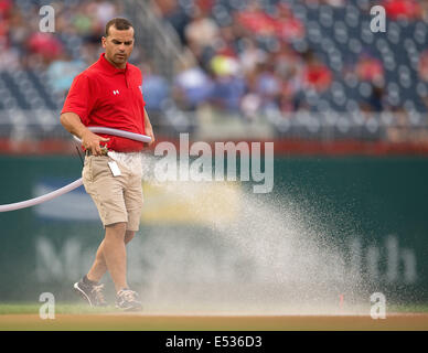 Washington, DC, USA. 18. Juli 2014. Ein Besatzungsmitglied der Washington Nationals Gelände Gewässern das Infield vor ihrem Spiel gegen die Milwaukee Brewers im Nationals Park in Washington, D.C., Freitag, 18. Juli 2014. Bildnachweis: Harry E. Walker/ZUMA Draht/Alamy Live-Nachrichten Stockfoto
