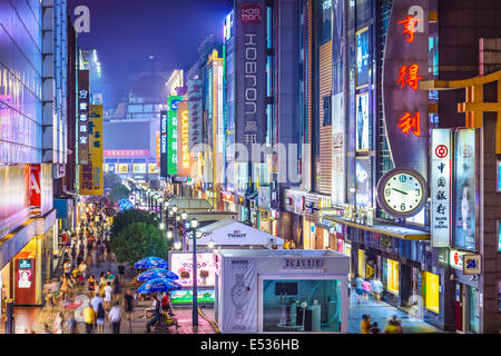 CHENGDU, CHINA - 2. Juni 2014: Chunxi Strasse in der Nacht. Stockfoto