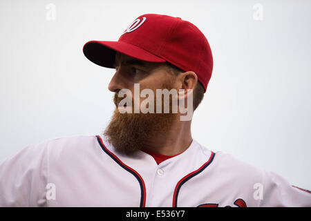 Washington, DC, USA. 18. Juli 2014. Washington Nationals erster Basisspieler Adam LaRoche (25) erwärmt sich vor Beginn ihres Spiels gegen die Milwaukee Brewers im Nationals Park in Washington, D.C., Freitag, 18. Juli 2014. Bildnachweis: Harry E. Walker/ZUMA Draht/Alamy Live-Nachrichten Stockfoto