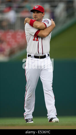 Washington, DC, USA. 18. Juli 2014. Washington Nationals linker Feldspieler Ryan Zimmerman (11) erwärmt sich vor Beginn ihres Spiels gegen die Milwaukee Brewers im Nationals Park in Washington, D.C., Freitag, 18. Juli 2014. Bildnachweis: Harry E. Walker/ZUMA Draht/Alamy Live-Nachrichten Stockfoto