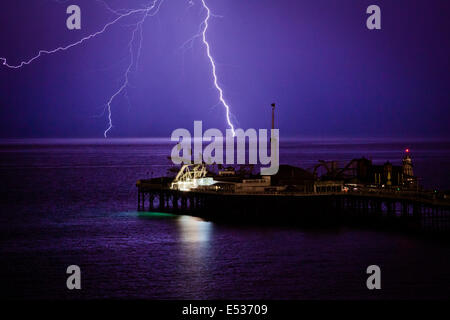 Brighton, UK. 19. Juli 2014. Blitze über dem Brighton Pier während eines Gewitters Sommer. Stürmisches Wetter ist für die meisten das Wochenende vorhergesagt. Bildnachweis: PhotoMadly/Alamy Live-Nachrichten Stockfoto