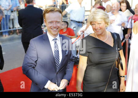 Beauftragten der Bundesregierung für Kultur und Medien Monika Gruetters (rechts) und das Mitglied des Parlaments Jan Metzler (links) posieren für die Kameras auf dem roten Teppich. Prominente aus Politik, Sport und Film kam nach Worms, um die Premiere des 13. Nibelungen-Festspiele zu sehen. Das letzte Festival unter Regisseur Dieter Wedel sah die Leistung von "Hebbels Nibelungen - born this Way" am Fuße der Kathedrale von Worms. © Michael Debets/Pacific Press/Alamy Live-Nachrichten Stockfoto