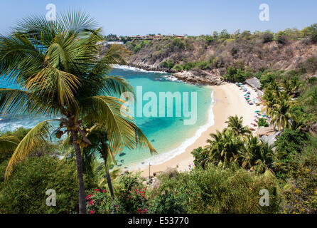 Smaragdwasser und weißer Sand am Carrizalillo Beach in Puerto Escondido, Oaxaca, Mexiko. Stockfoto