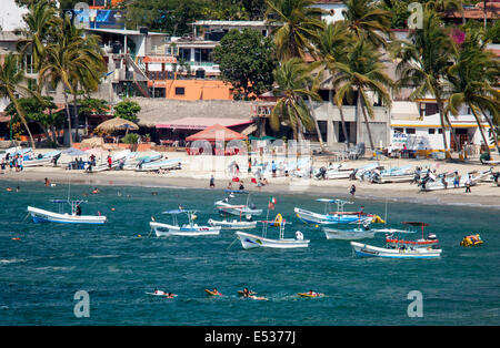 Der wichtigste Strand von Puerto Escondido, Oaxaca gesäumt Angelboote/Fischerboote, Mexiko. Stockfoto