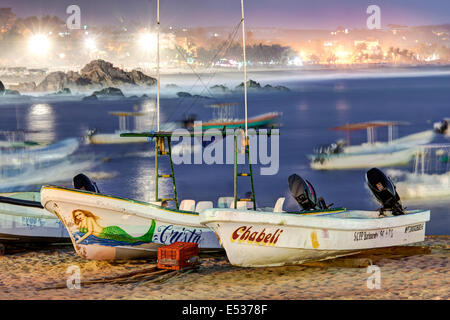 Angelboote/Fischerboote in der Dämmerung auf der Playa Municipal von Puerto Escondido, Oaxaca, Mexiko. Stockfoto