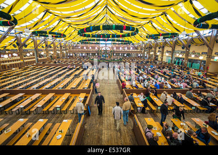 Das Paulaner Bierzelt auf der Theresienwiese Oktoberfest-Messegelände. Stockfoto