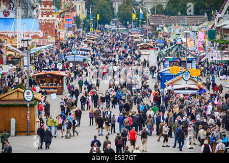 Besucher erkunden die Theresienwiese Oktoberfest-Messegelände. Stockfoto