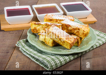 French Toast-sticks mit Sirup zum Dippen Stockfoto