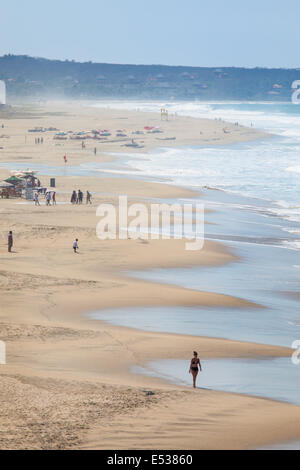 Blick nach Süden über den breiten Zicatela Strand in Puerto Escondido, Oaxaca, Mexiko. Stockfoto