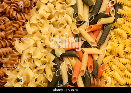 Nahaufnahme von einer Vielzahl von verschiedenen Größen und Formen der italienischen Pasta. Stockfoto