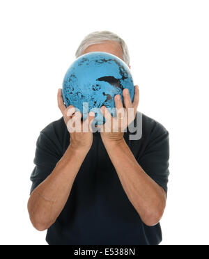 Nahaufnahme von einem nahen im Alter Mann Schüssel vorbereiten. Er hält den Ball vor seinem Gesicht ihn unkenntlich zu machen. Vertikal Stockfoto