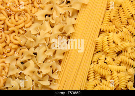 Nahaufnahme von einer Vielzahl von verschiedenen Größen und Formen der italienischen Pasta. Stockfoto