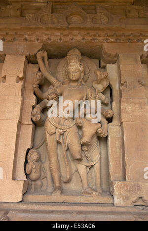 Shiva mit Nandi-Stier-Skulptur, Durga-Tempel. Vom 700 D. Aihole, Karnataka, Indien Stockfoto