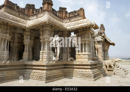 Exquisit geschnitzten Säulen der Vittala Tempel, Hampi Denkmäler, Karnataka, Indien Stockfoto