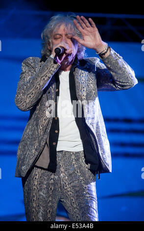 Guildford, Surrey, UK. 18. Juli 2014. Sir Bob Geldof führt mit die Boomtown Ratten bei Guilfest Festival 2014 Foto von David weiß Credit: Brian Jordan/Alamy Live News Stockfoto