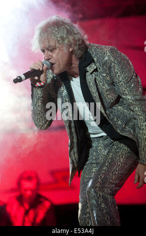 Guildford, Surrey, UK. 18. Juli 2014. Sir Bob Geldof führt mit die Boomtown Ratten bei Guilfest Festival 2014 Foto von David weiß Credit: Brian Jordan/Alamy Live News Stockfoto