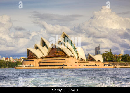 Eine Ansicht des Sydney Opera House aus dem Wasser. Stockfoto