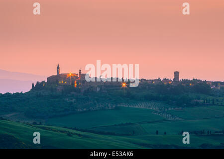 Pienza bei Sonnenuntergang, Monticchiello entnommen, im Herzen der Toskana, Italien Stockfoto