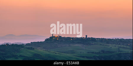 Pienza bei Sonnenuntergang, Monticchiello entnommen, im Herzen der Toskana, Italien Stockfoto