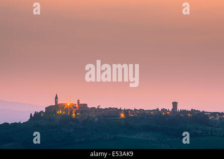 Pienza bei Sonnenuntergang, Monticchiello entnommen, im Herzen der Toskana, Italien Stockfoto