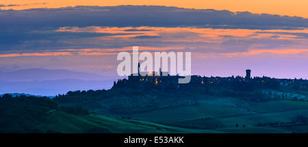 Pienza bei Sonnenuntergang, Monticchiello entnommen, im Herzen der Toskana, Italien Stockfoto
