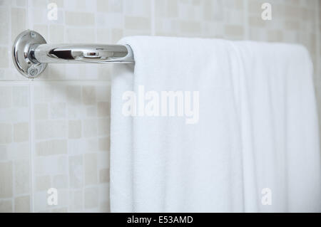 Handtuch trocknen auf der Schiene im Badezimmer Stockfoto