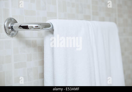 Handtuch trocknen auf der Schiene im Badezimmer Stockfoto