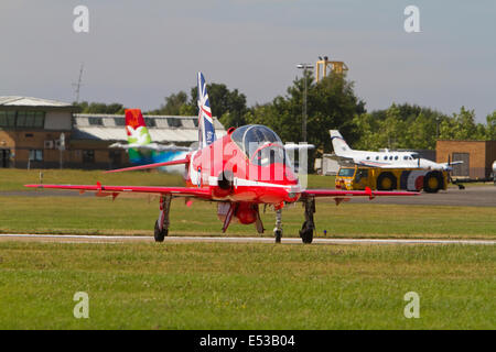 Farnborough, Großbritannien, 18. Juli 2014, A roter Pfeil Taxis vor dem Abheben auf der Farnborough Airshow 201 Kredit: Keith Larby/Alamy Live News Stockfoto