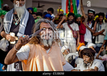 Sufi-Fakir, vom jährlichen Wallfahrt zum Grab des muslimischen Sufi-Heiligen, Kwaja Gharib Nawaz von Ajmer, Indien Stockfoto