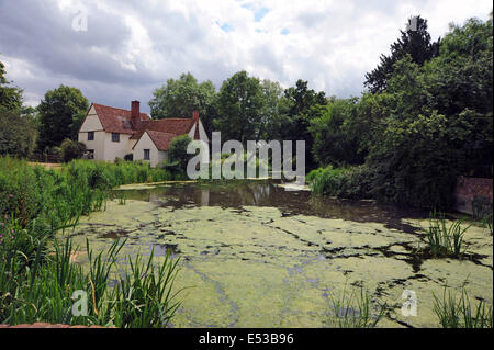 Blick vom Flatford Mill auf Lotts-Haus, das in Constable Malerei Meisterwerk "Der Heuwagen" erscheint Stockfoto