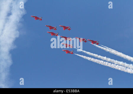 Farnborough, Großbritannien, 18. Juli 2014, die roten Pfeile fliegen in Formation mit weißer Rauch auf auf der Farnborough Airshow 201 Kredit: Keith Larby/Alamy Live News Stockfoto