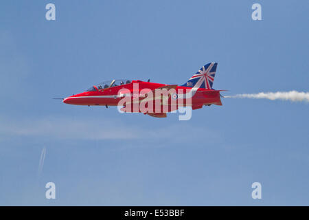 Farnborough, Großbritannien, 18. Juli 2014, A rote Pfeile fliegen mit weißer Rauch auf auf der Farnborough Airshow 201 Kredit: Keith Larby/Alamy Live News Stockfoto
