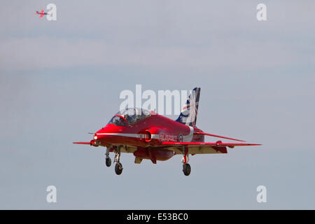 Farnborough, Großbritannien, 18. Juli 2014, die roten Pfeile kommen, um auf der Farnborough Airshow 201 Kredit landen: Keith Larby/Alamy Live News Stockfoto