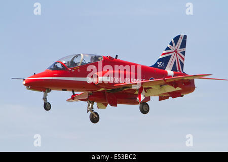 Ein roter Pfeil kommen, um auf der Farnborough Airshow 2014 landen Stockfoto