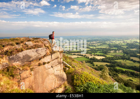 Ein Rambler, Blick über den Cheshire Ebenen von Bosley Cloud, Congleton, Cheshire. UK Stockfoto