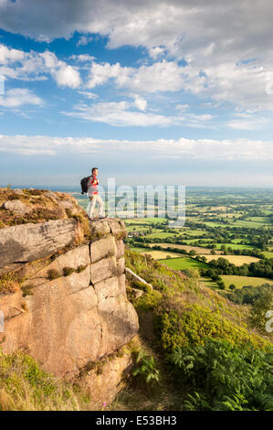 Rambler, die auf der Suche über die Prärie Cheshire von Bosley Wolke in der Nähe von Congleton, Cheshire UK Stockfoto