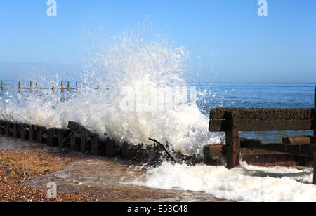 Wellen brechen gegen alte Küstenschutzes an Cart Lücke, in der Nähe von Happisburgh, Norfolk, England, Vereinigtes Königreich. Stockfoto