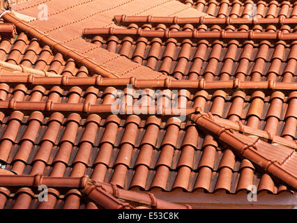 Hintergrund der roten Dach Fliesen Muster Stockfoto