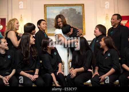 US-First Lady Michelle Obama umarmt ein Student von Lame Deer Junior High School, während ein Gruppenfoto vor dem weißen Haus Talentshow veranstaltet mit dem Präsidenten Ausschuß für die Künste und Geisteswissenschaften in China Room des weißen Hauses 20. Mai 2014 in Washington, DC. Stockfoto