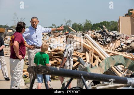 US-Präsident Barack Obama spricht mit Daniel Smith und seine Söhne Garrison Dority und Gabriel Dorit, wie er das Wrack von einem Tornado beschädigt Viertel 7. Mai 2014 in Vilonia, Arkansas Touren. Stockfoto