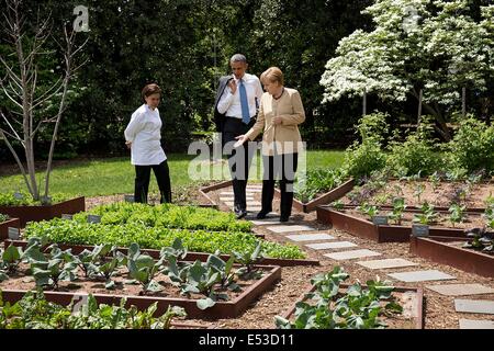 US-Präsident Barack Obama und Bundeskanzlerin Angela Merkel tour das Weiße Haus Gemüsegarten auf dem South Lawn des weißen Hauses mit Executive Chef Cris Comerford 2. Mai 2014 in Washington, DC. Stockfoto