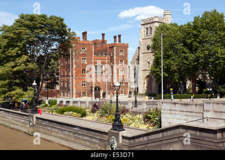 Blick auf Gate House of Lambeth Palace und entweiht, St Mary in Lambeth von Lambeth Bridge, Lambeth, London. Stockfoto