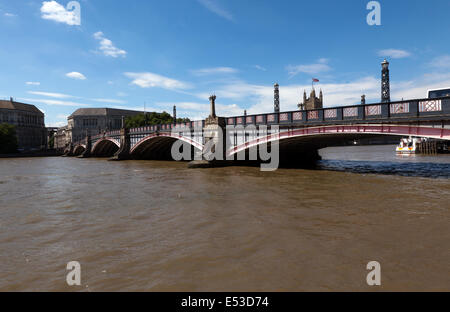 Ansicht des Lambeth Bridge über die Themse im Zentrum von London. Stockfoto