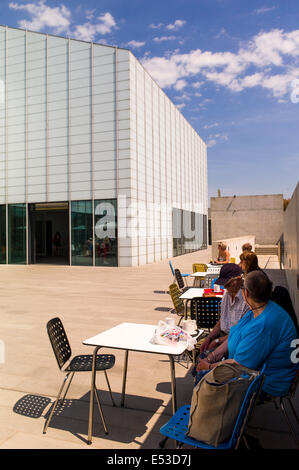 Ein Blick auf die Turner Contemporary Art Gallery mit Leuten essen gehen auf dem Vorplatz Stockfoto